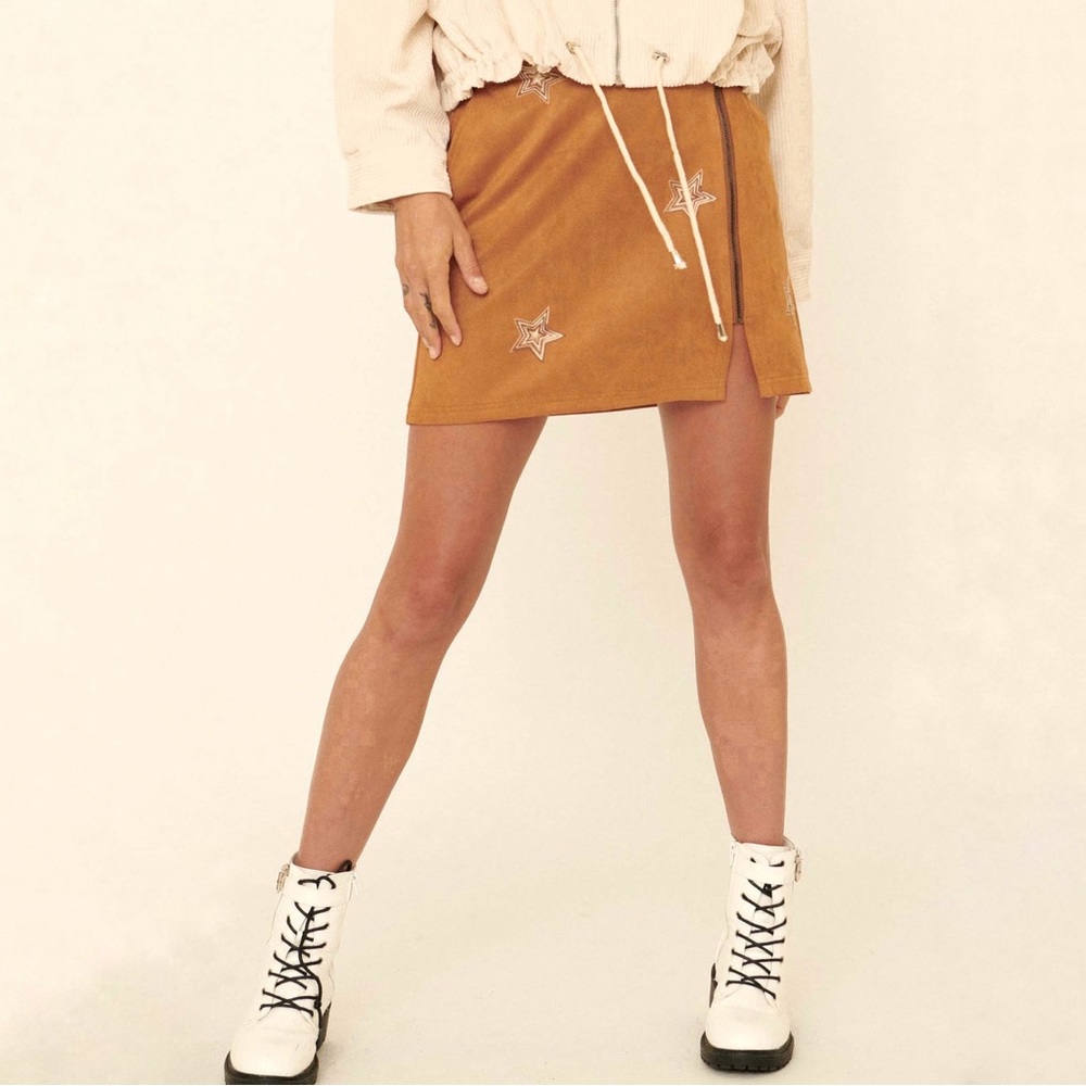 Fab’rik NWT Seeing Stars Camel Colored Embroidered Vegan Suede Mini Skirt | Sz M